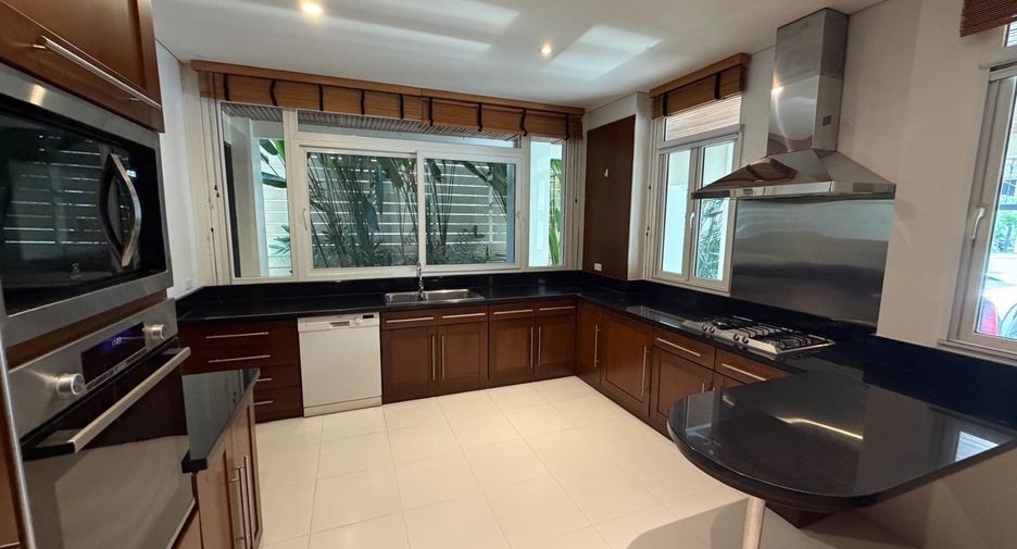 Haus zur Miete mit 4 Zimmer in Khlong Toei, Bangkok