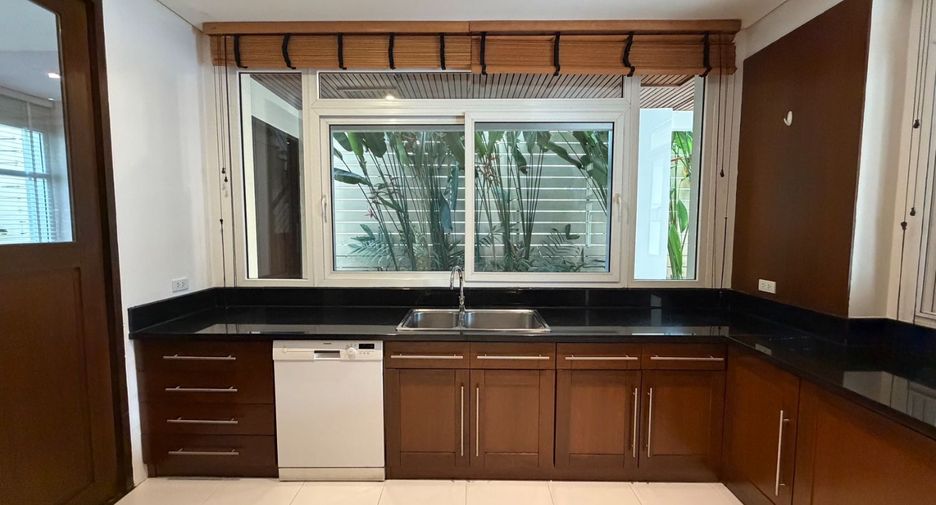 Haus zur Miete mit 4 Zimmer in Khlong Toei, Bangkok