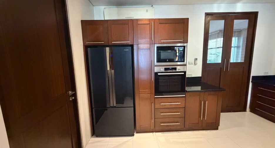 Haus zur Miete mit 4 Zimmer in Khlong Toei, Bangkok
