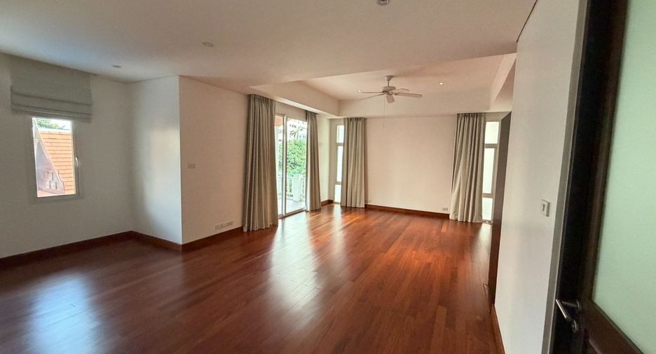 Haus zur Miete mit 4 Zimmer in Khlong Toei, Bangkok