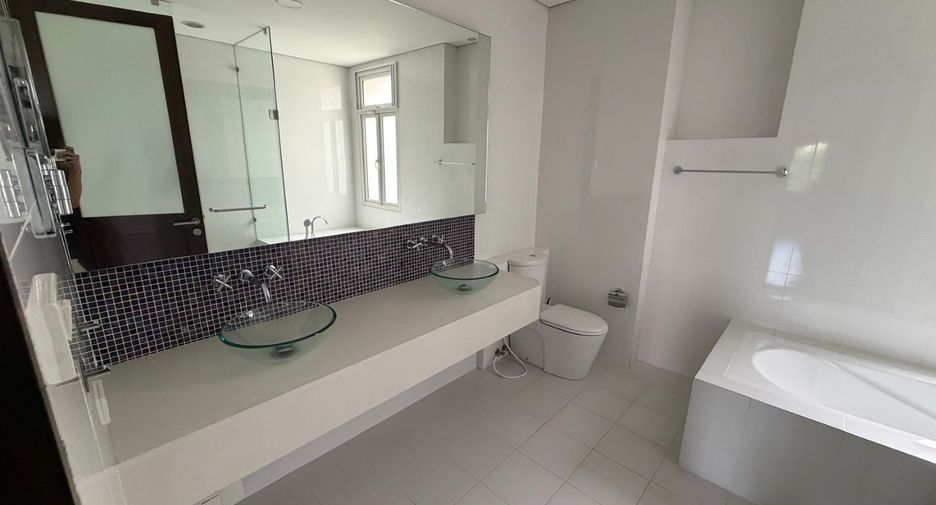 Haus zur Miete mit 4 Zimmer in Khlong Toei, Bangkok
