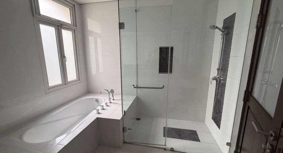 Haus zur Miete mit 4 Zimmer in Khlong Toei, Bangkok