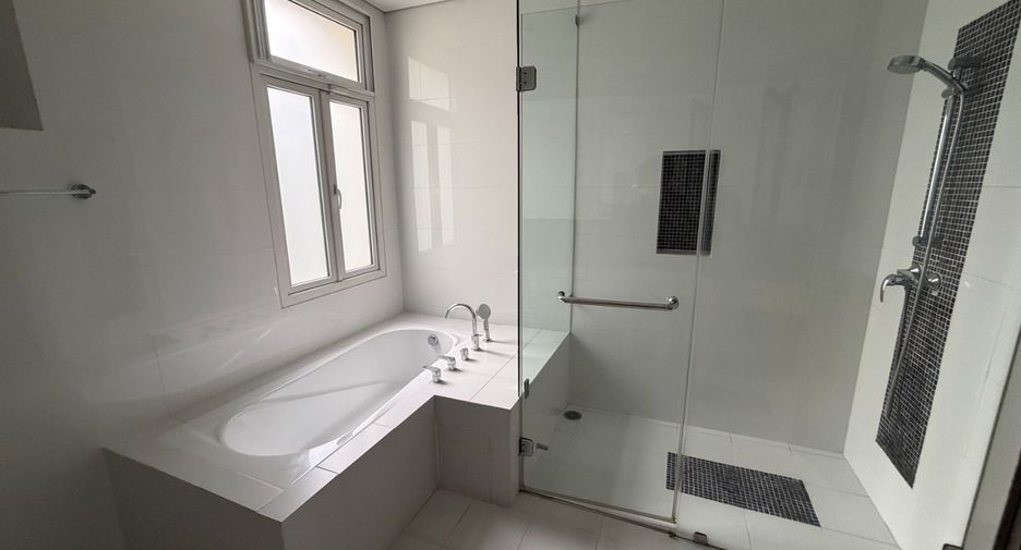 Haus zur Miete mit 4 Zimmer in Khlong Toei, Bangkok