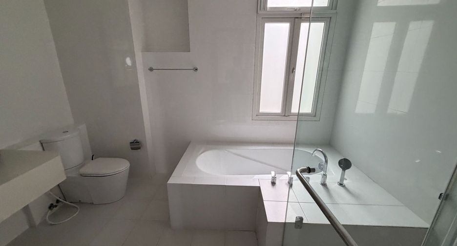 Haus zur Miete mit 4 Zimmer in Khlong Toei, Bangkok