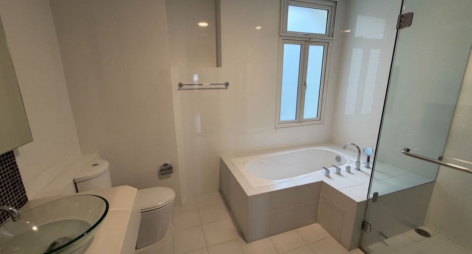 Haus zur Miete mit 4 Zimmer in Khlong Toei, Bangkok