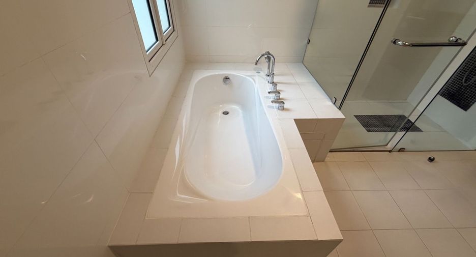 Haus zur Miete mit 4 Zimmer in Khlong Toei, Bangkok