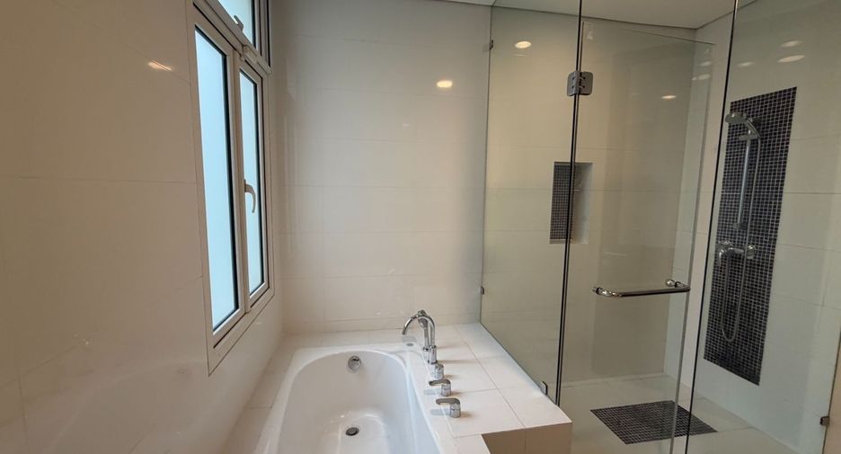 Haus zur Miete mit 4 Zimmer in Khlong Toei, Bangkok