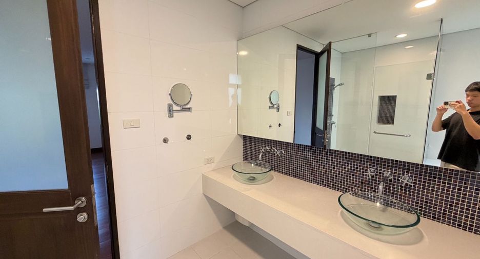 Haus zur Miete mit 4 Zimmer in Khlong Toei, Bangkok