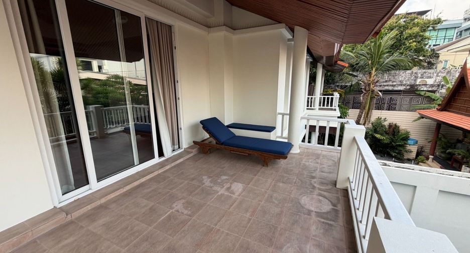 Haus zur Miete mit 4 Zimmer in Khlong Toei, Bangkok