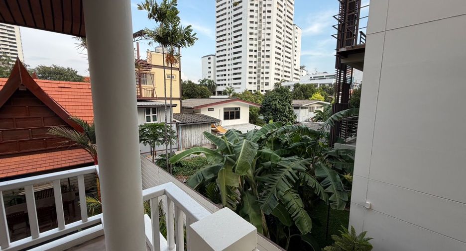 Haus zur Miete mit 4 Zimmer in Khlong Toei, Bangkok