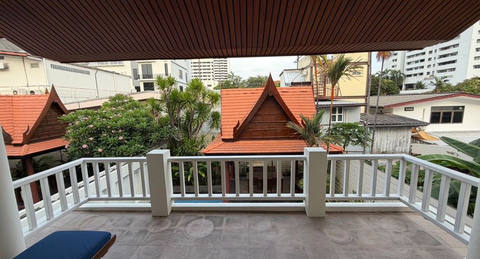 Haus zur Miete mit 4 Zimmer in Khlong Toei, Bangkok
