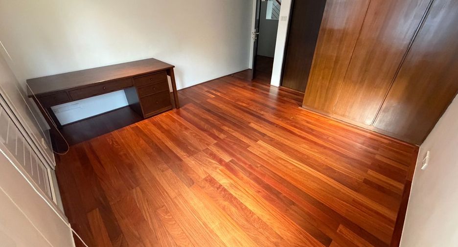 Haus zur Miete mit 4 Zimmer in Khlong Toei, Bangkok