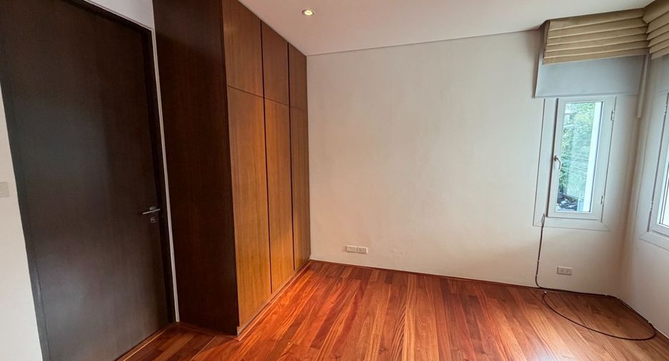 Haus zur Miete mit 4 Zimmer in Khlong Toei, Bangkok