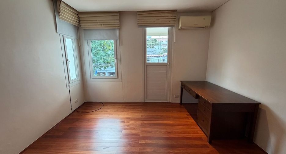 Haus zur Miete mit 4 Zimmer in Khlong Toei, Bangkok