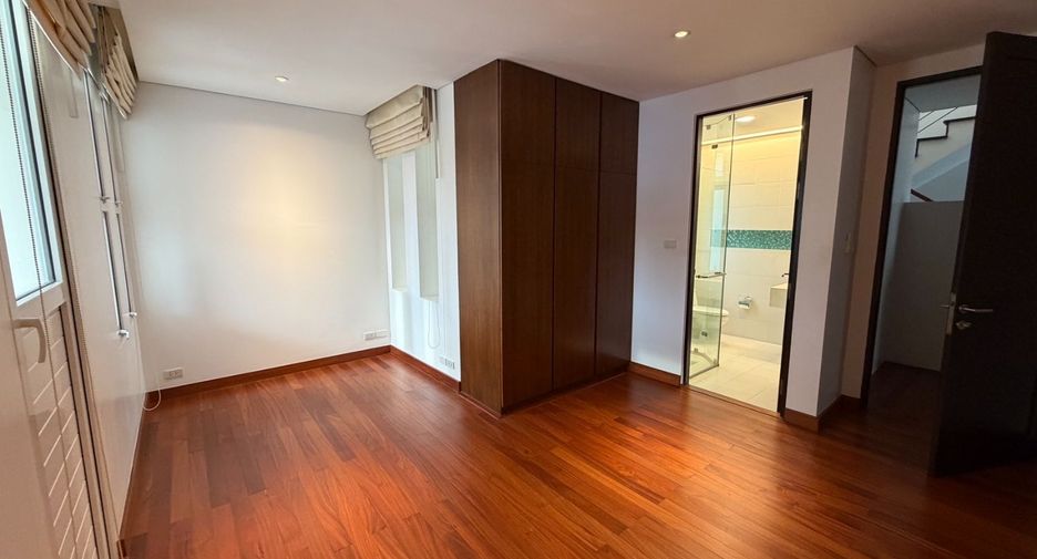 Haus zur Miete mit 4 Zimmer in Khlong Toei, Bangkok