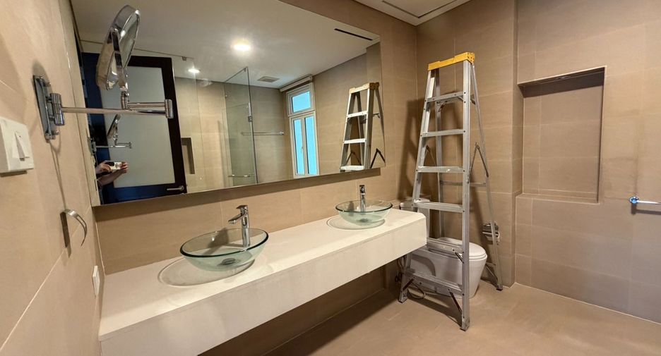 Haus zur Miete mit 4 Zimmer in Khlong Toei, Bangkok
