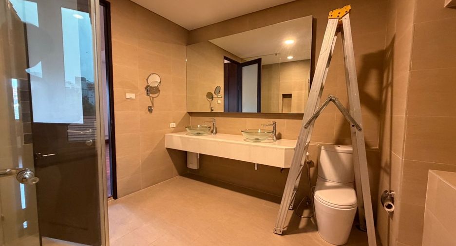 Haus zur Miete mit 4 Zimmer in Khlong Toei, Bangkok