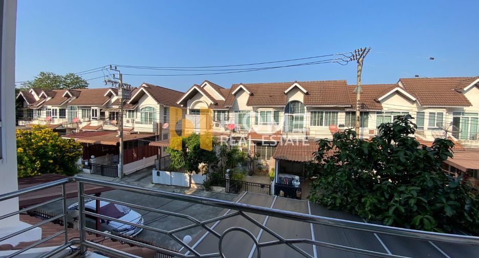 Reihenhaus zum Kauf mit 3 Zimmer in Phra Khanong, Bangkok