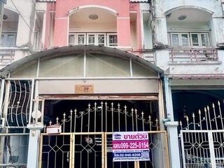 À vendre 3 chambres maison de ville à Lat Phrao, Bangkok