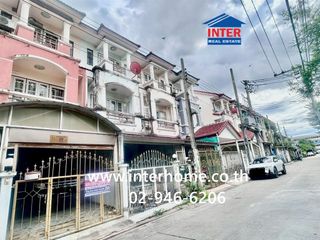 À vendre 3 chambres maison de ville à Lat Phrao, Bangkok