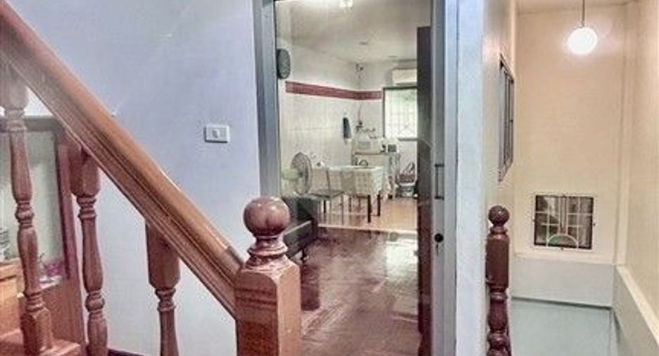 Casa adosada en venta de 3 habitaciones en Lat Phrao, Bangkok