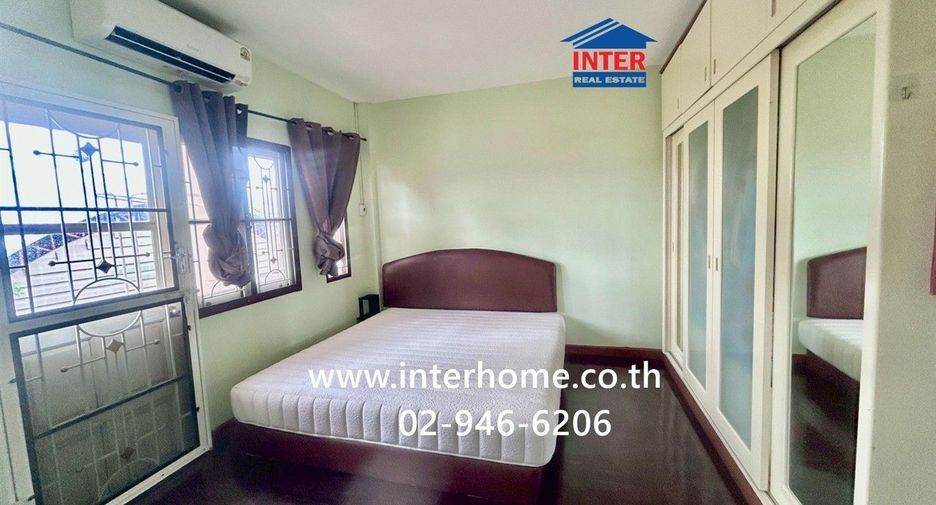 Casa adosada en venta de 3 habitaciones en Lat Phrao, Bangkok