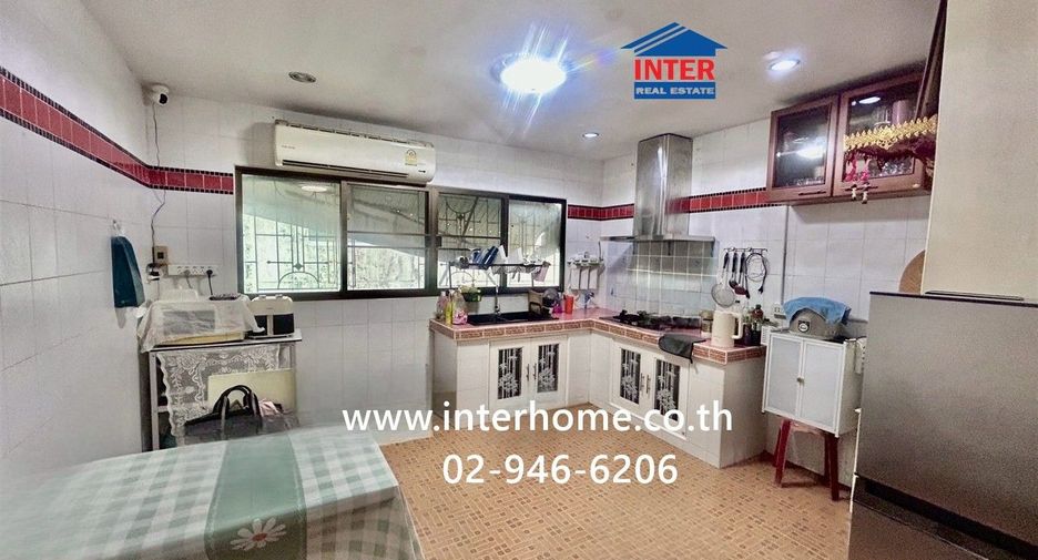 Casa adosada en venta de 3 habitaciones en Lat Phrao, Bangkok