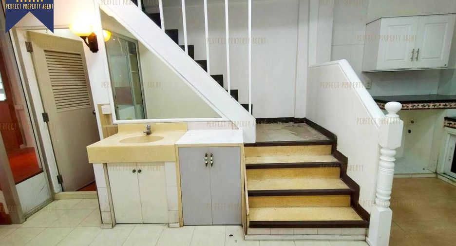 À vendre 2 chambres maison de ville à Bang Kapi, Bangkok