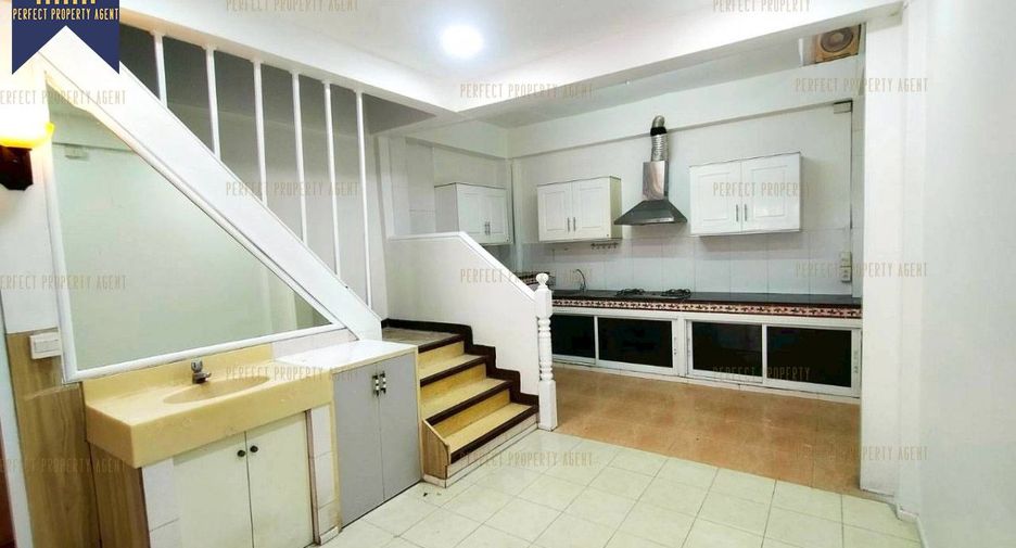 À vendre 2 chambres maison de ville à Bang Kapi, Bangkok