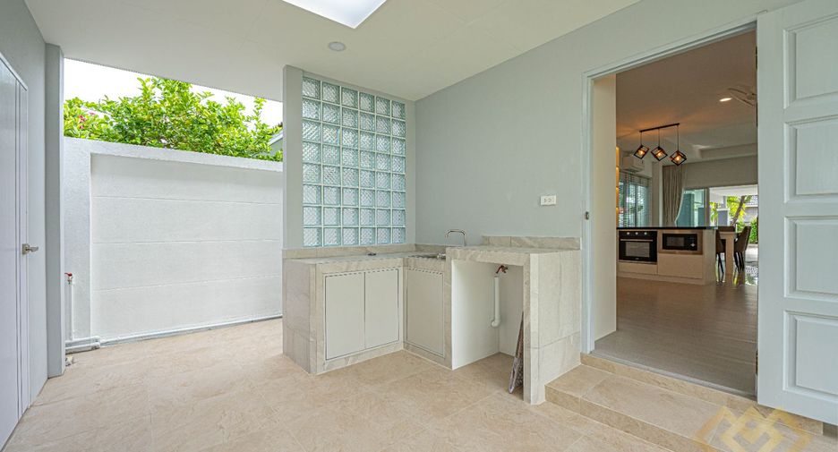 For sale 4 bedrooms house in Huay Yai, Pattaya