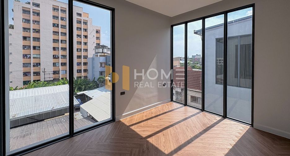 For sale 3 bedrooms house in Wang Thonglang, Bangkok