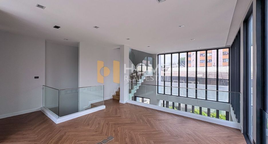 For sale 3 bedrooms house in Wang Thonglang, Bangkok