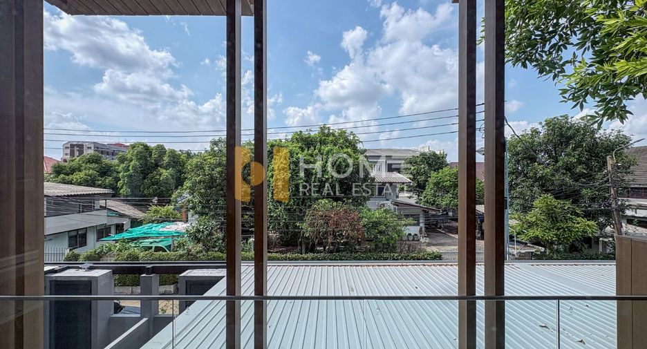 For sale 3 bedrooms house in Wang Thonglang, Bangkok