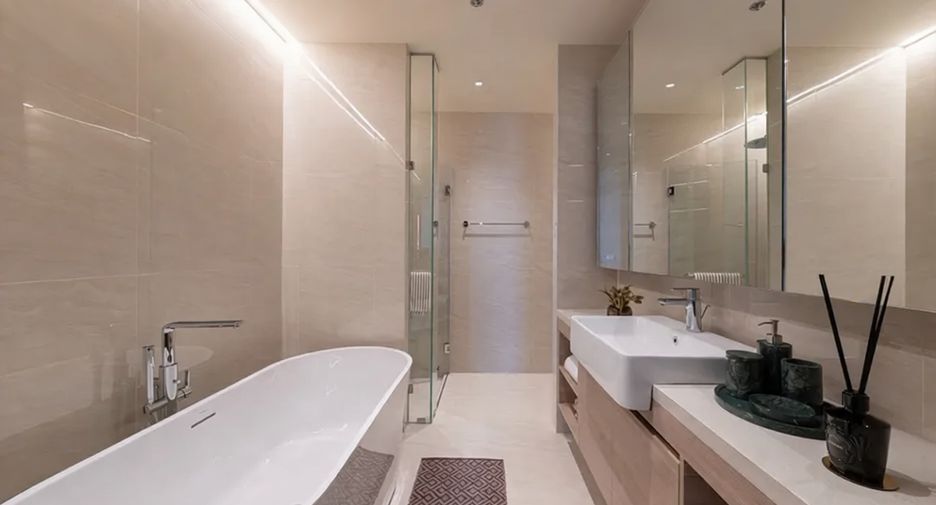 For sale 3 bedrooms condo in Watthana, Bangkok