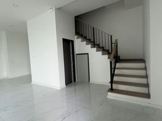 出租 4 卧室 联排别墅 在 Lat Phrao, 曼谷
