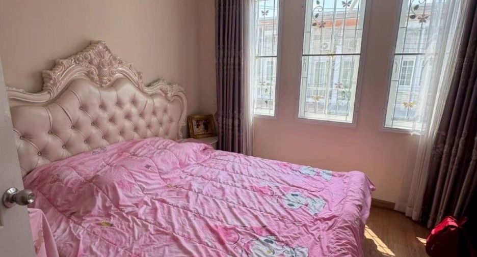 For sale 4 bedrooms townhouse in Khlong Luang, Pathum Thani