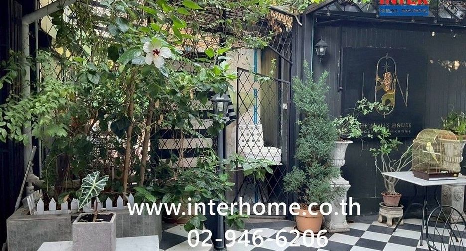 For sale 3 ベッドルーム house in Phra Khanong, Bangkok