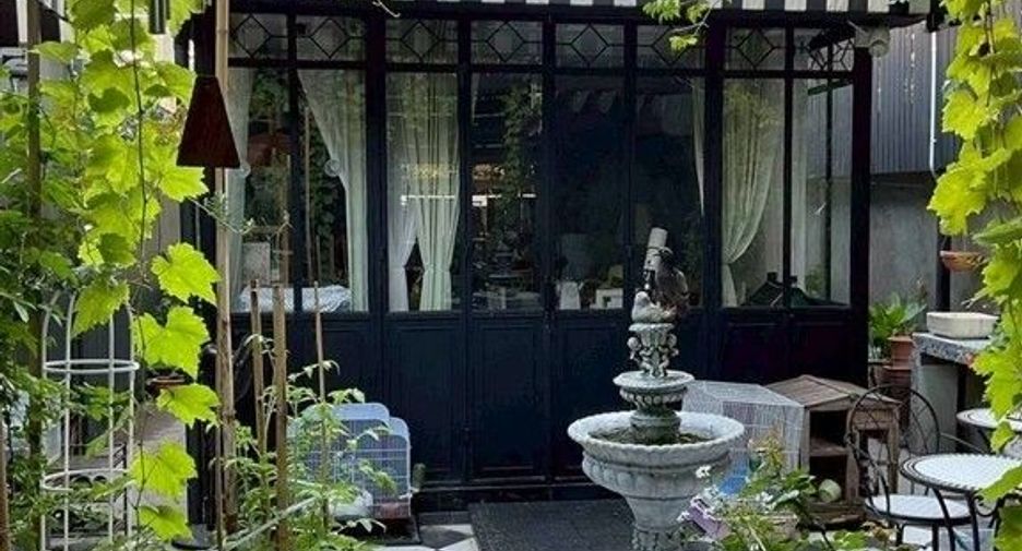 For sale 3 ベッドルーム house in Phra Khanong, Bangkok