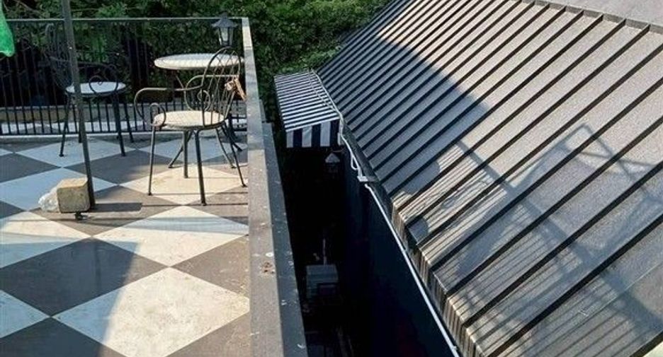 For sale 3 ベッドルーム house in Phra Khanong, Bangkok