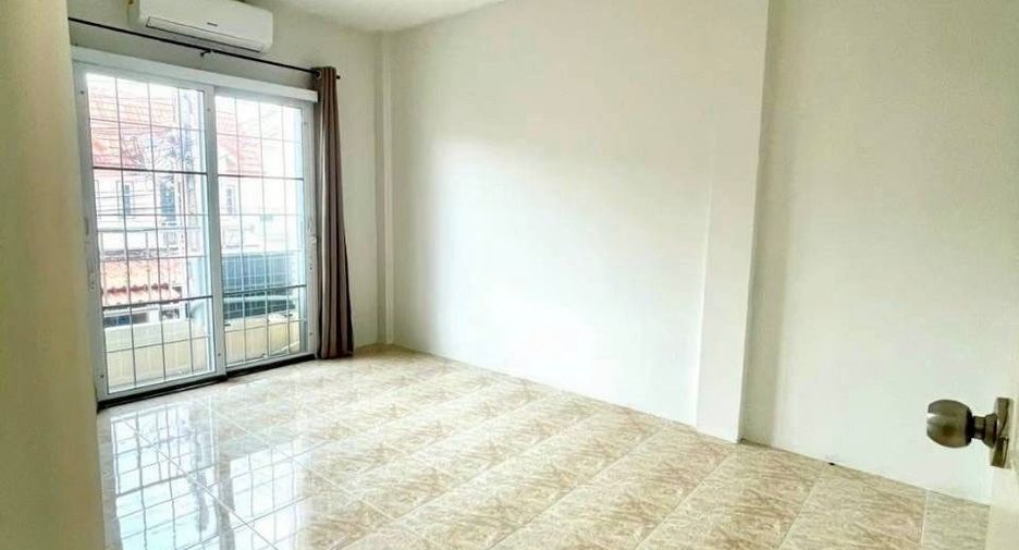 For sale 3 bedrooms townhouse in Phan Thong, Chonburi