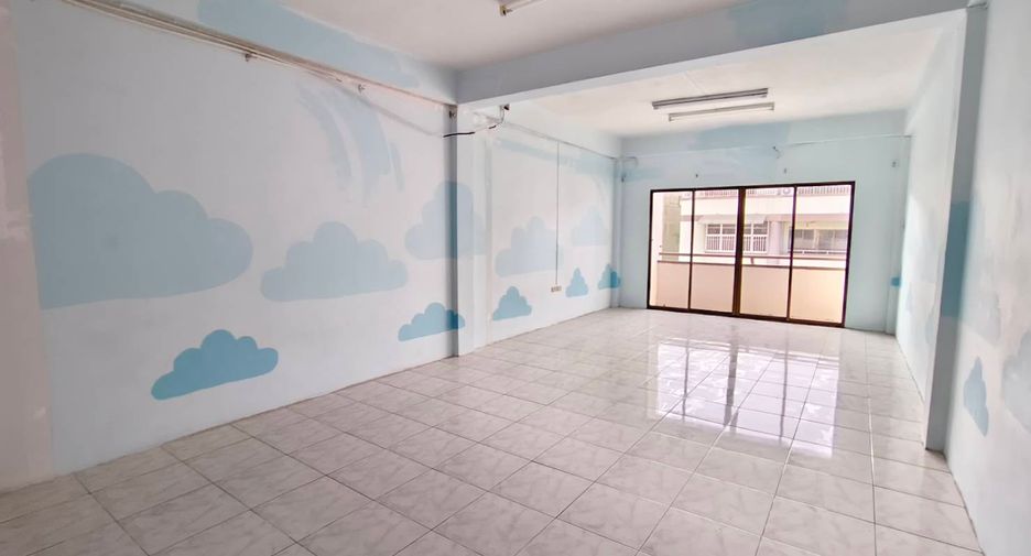 Gewerbefläche zum Kauf mit 3 Zimmer in Si Racha, Chonburi