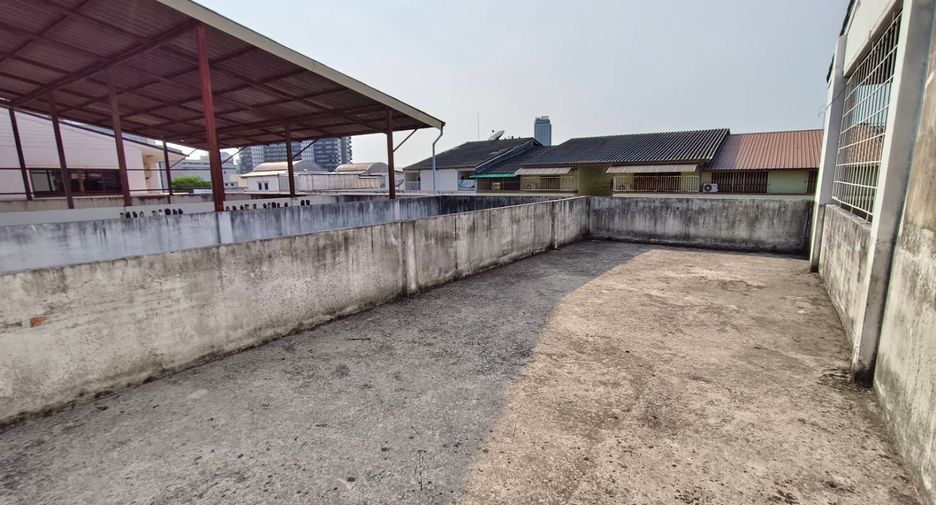 Gewerbefläche zum Kauf mit 3 Zimmer in Si Racha, Chonburi