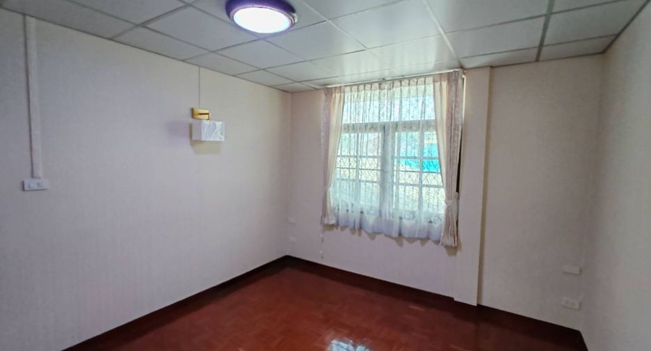 Haus zum Kauf mit 4 Zimmer in Pak Kret, Nonthaburi