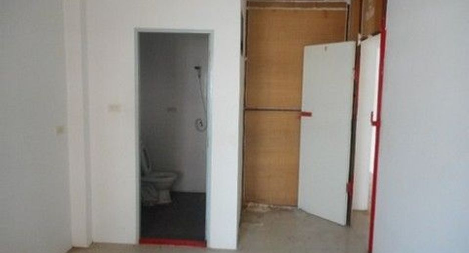 For sale 1 bed retail Space in Ban Bueng, Chonburi