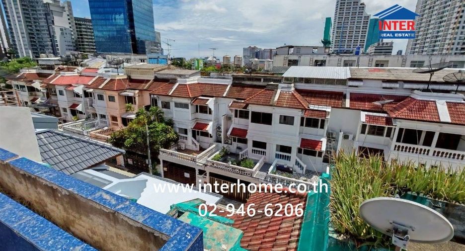 For rent and for sale 4 bedrooms townhouse in Yan Nawa, Bangkok