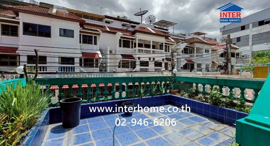 For rent and for sale 4 bedrooms townhouse in Yan Nawa, Bangkok