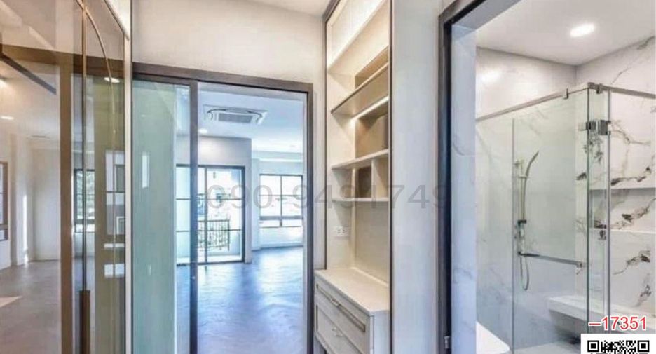 Casa en alquiler de 4 habitaciones en Taling Chan, Bangkok