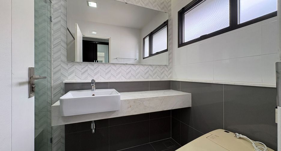 Haus zum Kauf mit 4 Zimmer in Bang Phli, Samut Prakan