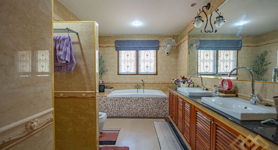 For sale 4 bedrooms house in Huay Yai, Pattaya