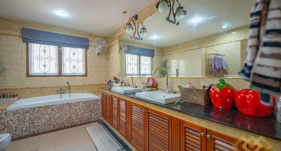 For sale 4 bedrooms house in Huay Yai, Pattaya